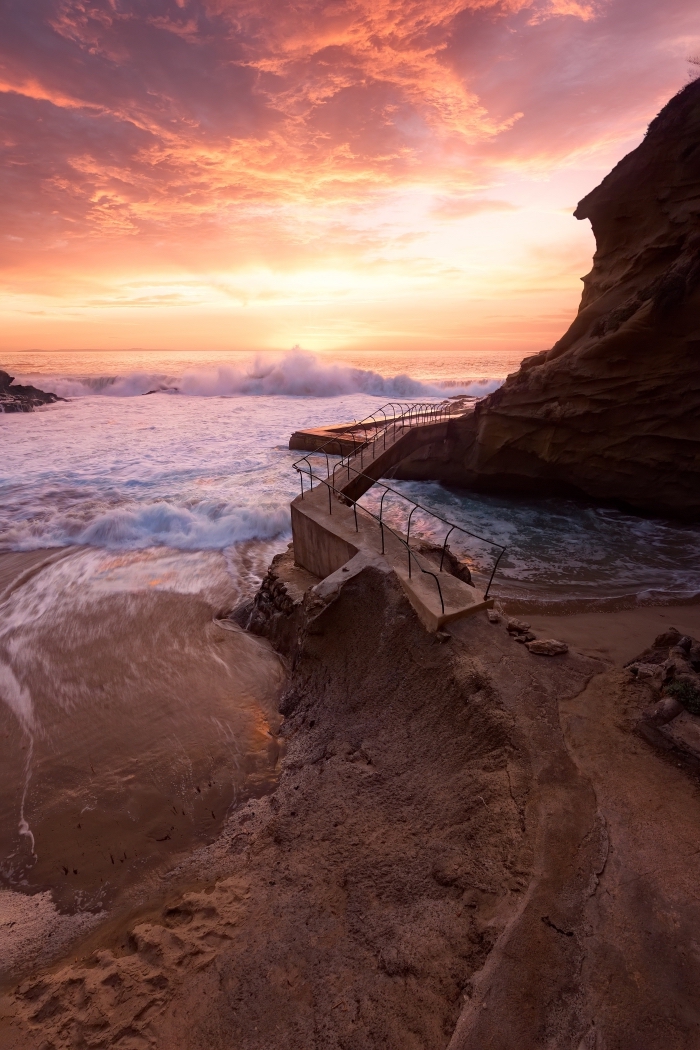 choisir un wallpaper fond d écran naturel, photo de l'océan dont les vagues se brisent dans les rochers au lever du soleil