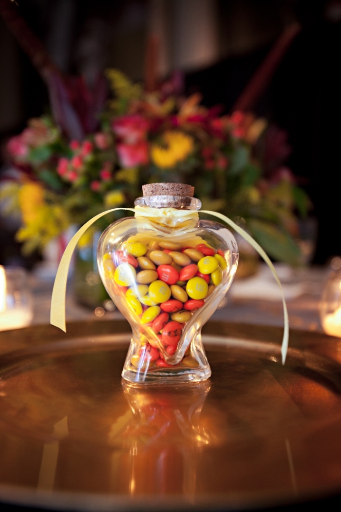 modèle de bonbonnière en forme de coeur aux bonbons rouges et jaunes avec bouchon de liège et ruban jaune
