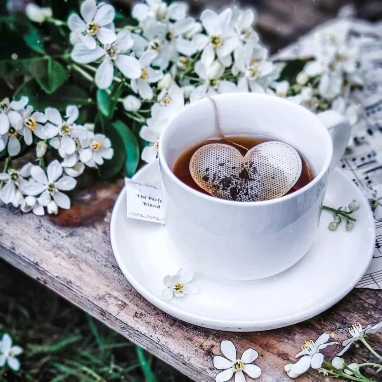 saches de the forme coeur tasse assiette fleurs blanches