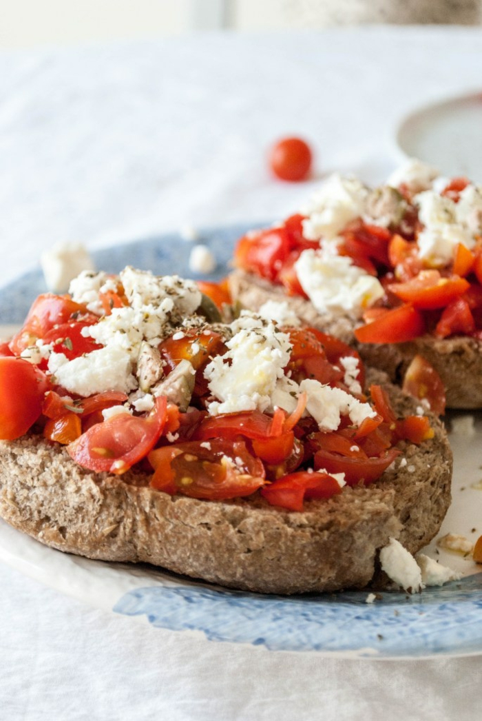 des tranches de pain noir avec des tomates et du fromage blanc, recette legere, menu de la semaine, idée pour un repas au milieu de la journée