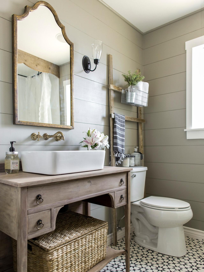 ambiance chaleureuse et relaxante dans une salle de bain ancienne en lambris équipée d'un meuble-vasque récup en bois vintage 