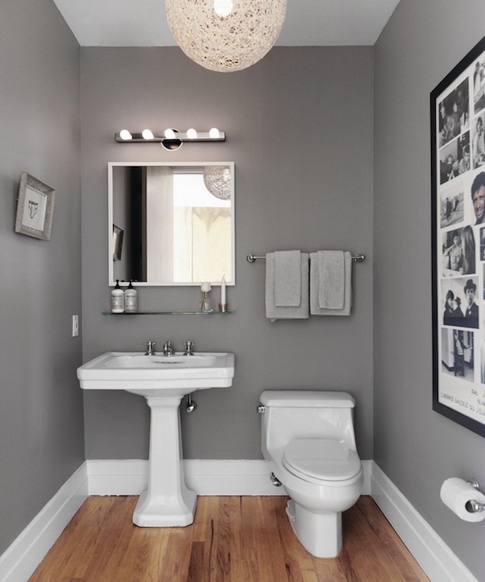 salle de bain grise moderne, sdb toilette avec murs gris béton et parquet en bois beige