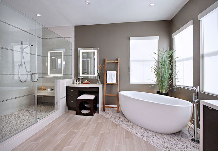 idée de salle de bain en gris taupe avec sol beige imitation parquet et grande douche italienne
