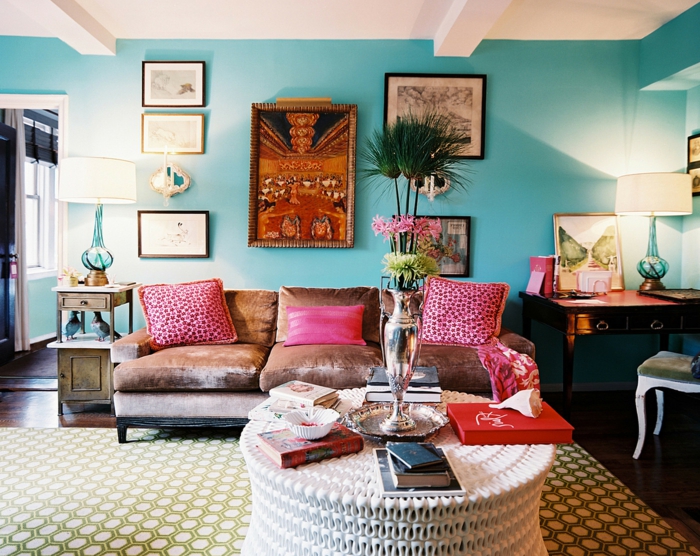 tapis géométrique en couleurs pâles, coussins roses, canapé beige, meuble en bois style baroque