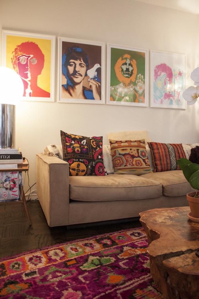 sofa taupe, tapis bariolé, table en bois authentique, oussins multicolores, tableaux pop art