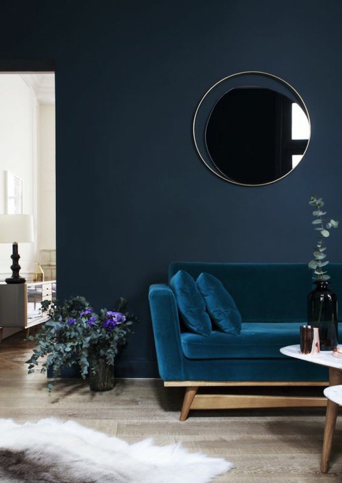 canapé bleu paon velours avec mur couleur bleu pétrole, idée déco tendance cosy pour salon