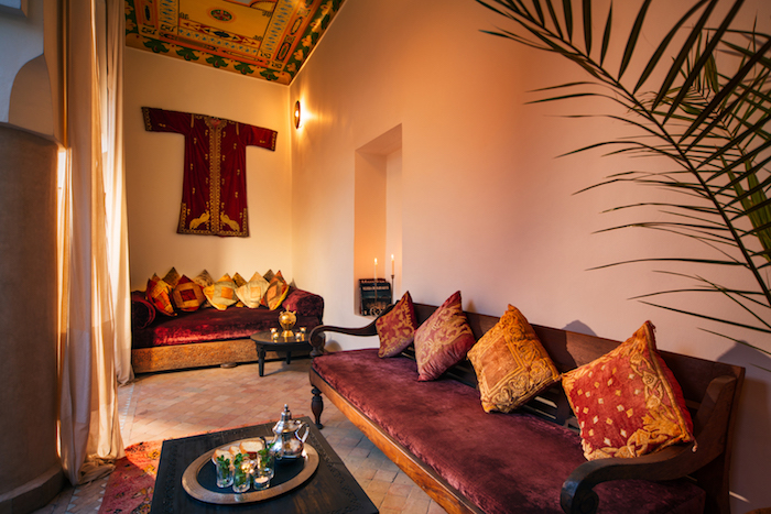 photo de salon ethnique oriental, séjour indien avec canapé traditionnels