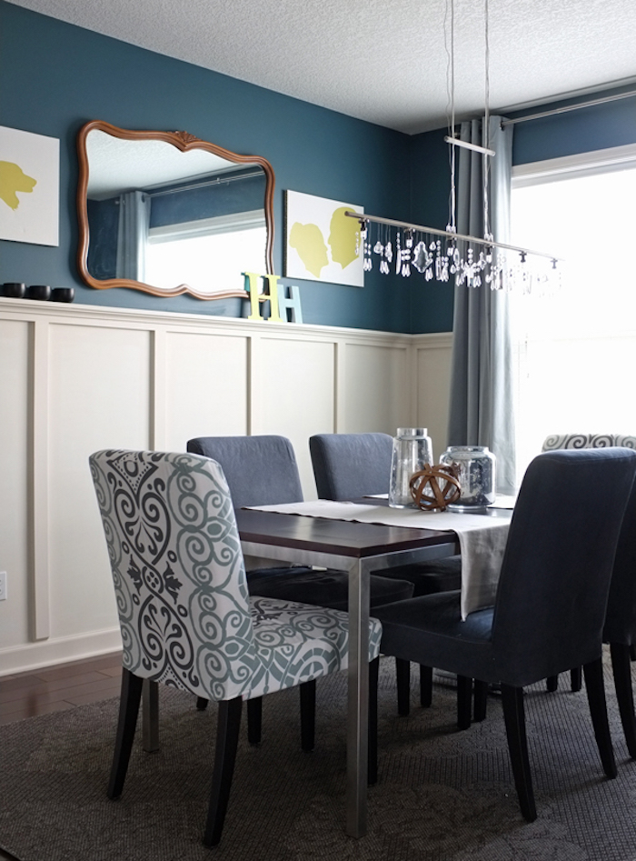 salle à manger avec mur bleu pétrole, idée de couleurs pour déco de cuisine 