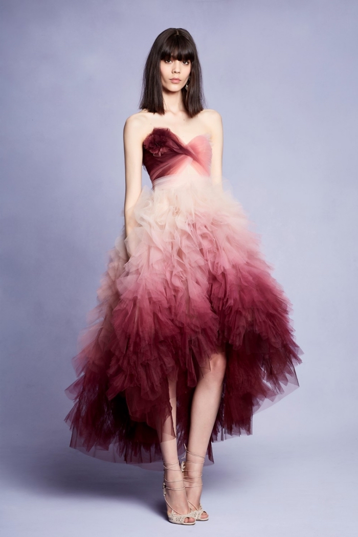 modèle tendance de robe officielle à design ombré en rouge et blanc avec bustier coeur et jupe à volants