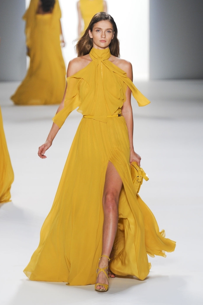 idée longue robe de soirée pour mariage de couleur jaune moutarde avec ceinture et col vintage combinée avec sandales jaune