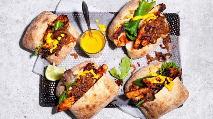 recette mexicaine pour une idée repas simple entre amis avec sandwichs à la viande rôti et sauce de moutarde