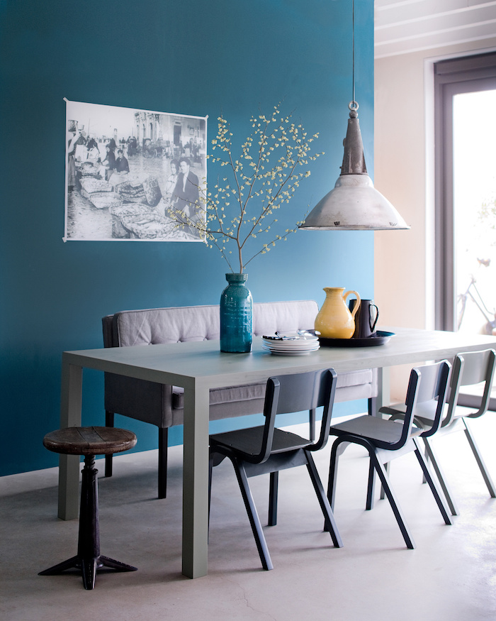 deco salon avec mur bleu paon, peinture murale bleu canard pour salle à manger, comment associer le bleu pétrole avec le gris vert kaki