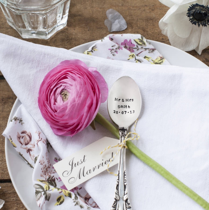 déco de table mariage avec assiette blanche ronde et petite cuillère en argent à design personnalisé avec gravure