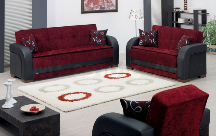 tapis blanc, sofas rouges, table basse noire, coussins déco chic, séjour en blanc et bordeau
