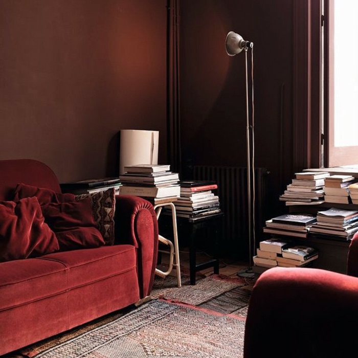 salon original déco rouge et marron, lampe de sol design industriel, sofas burgundy, peinture murale marron