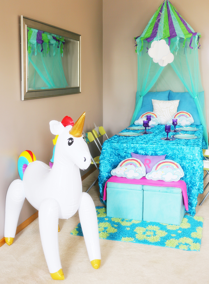 soirée-pyjama-deco-licorne-ballon-décoration-originale-table-façon-lit-baldaquin-bleu déco de table originale façon lit à baldaquin pour une soirée pyjama theme licorne