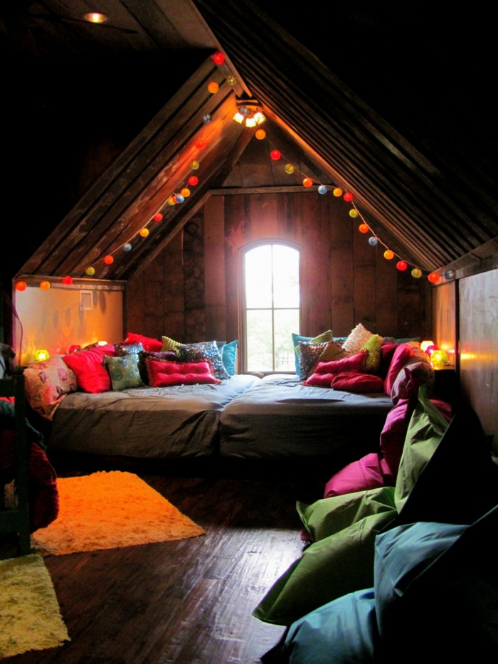 coin cosy avec un lit, une fenêtre, éclairage romantique, sol en bois, petits tapis moelleux
