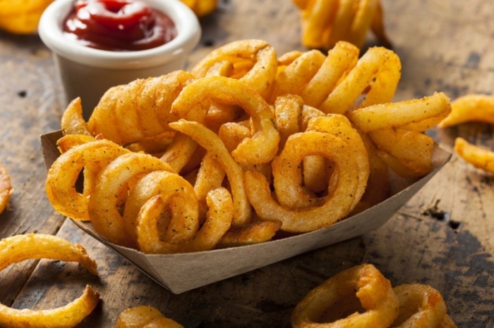 quoi manger ce soir vite fait, pommes de terre frites en formes de spirales avec garniture de ketchup ultra délicieux
