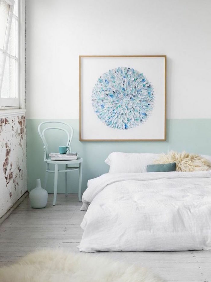 chambre style scandinave bicolore, peindre une pièce en blanc et vert pastel, déco minimaliste pour chambre parentale