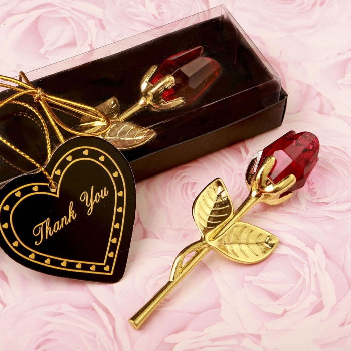 modèle d'accessoire original pour faire un cadeau mariage invité, souvenir en forme de rose aux feuilles dorées et rouges