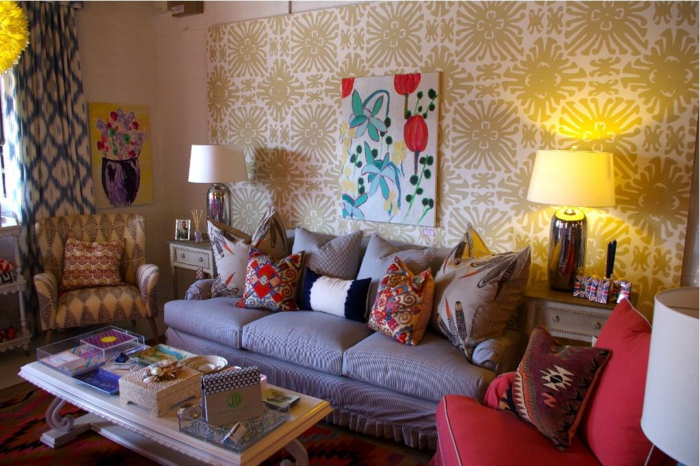 salon artistique, table en bois et verre, fauteuil rouge, lampe abat-jour, peinture abstraite