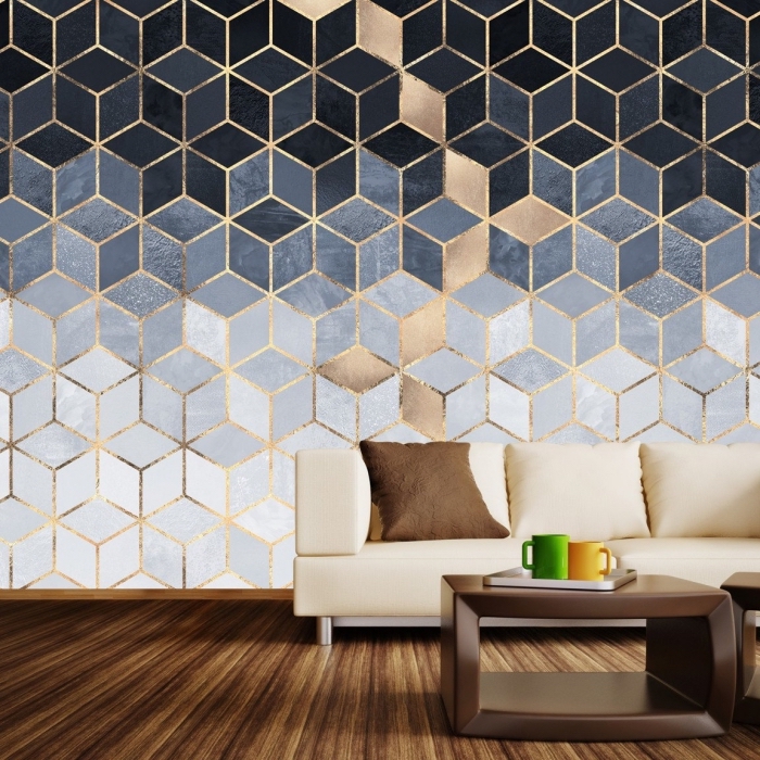 déco de salon en couleurs naturelles et neutres avec revêtement mural en papier peint moderne gris et or à design géométrique