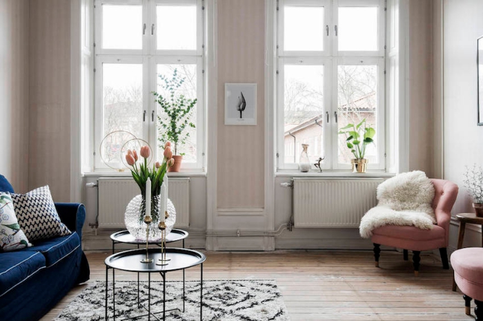 déco de salon aux murs blancs avec pan de papier peint en rose poudré, intérieur design rétro avec meubles modernes
