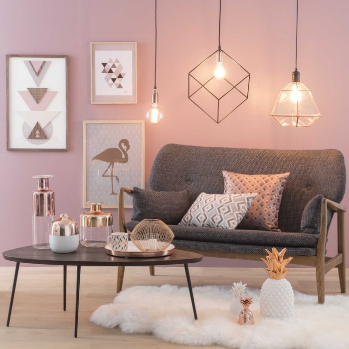 objets décoratifs pour une deco argenté, salon moderne aux murs rose pâle avec suspension luminaire de style industriel et cadres photos en bois