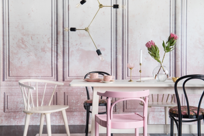exemple de peinture rose poudré sur murs en revêtement de bois en style vintage, déco de salle à manger avec table et chaise de bois design récup