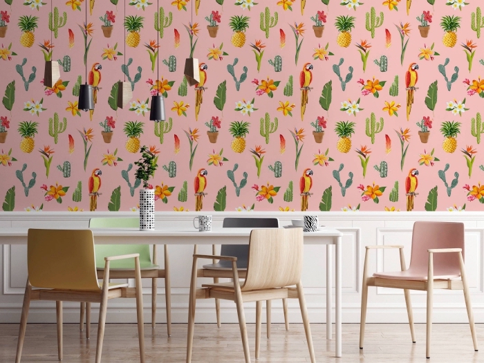 aménagement de salle à manger avec meubles de bois et éclairage industriel, revêtement mural avec papier peint tropical