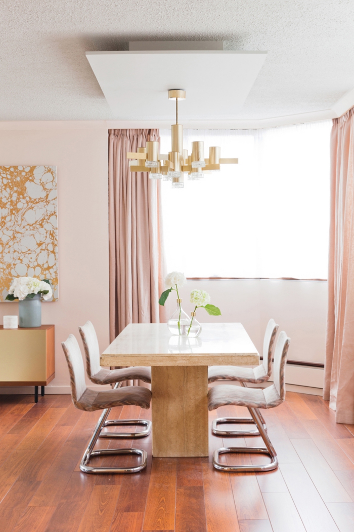 aménagement salle de séjour avec grande table de bois et chaises rose pale, modèle de rideaux longs en couleur rose pastel