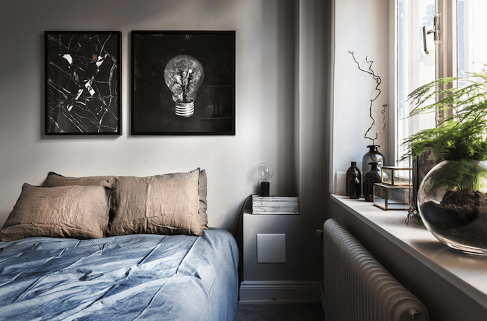 Chambre à coucher scandinave bleu deco tableau photographie noir et blanc style scandinave table bois scandinave