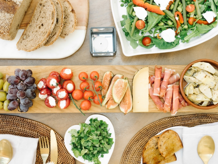 recette diner facile et léger, déco de table pour un repas entre amis sain et frais avec légumes et fruits de saison