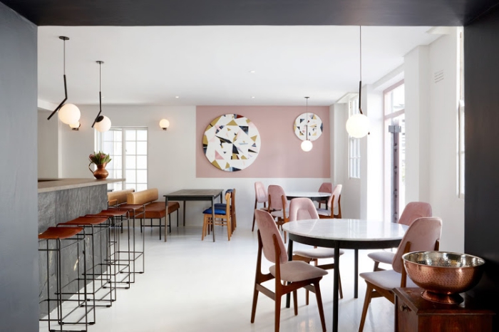 intérieur design pour un salon ou chambre rose et gris, aménagement salle de séjour avec meubles de bois et bar gris