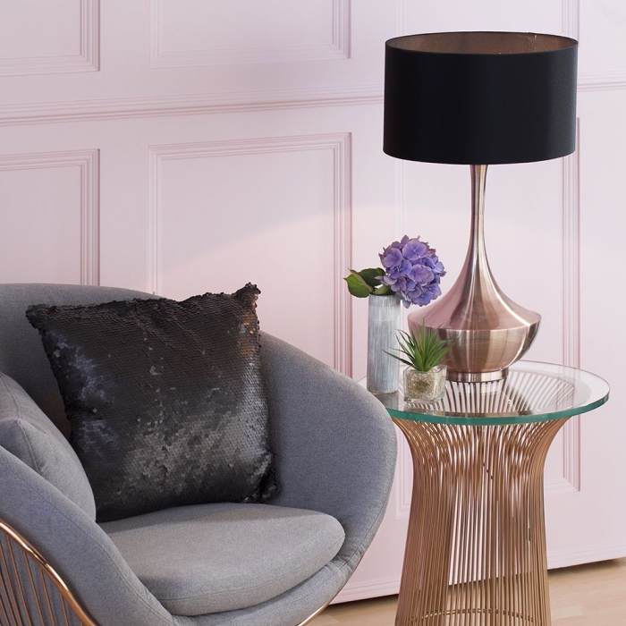 quelle couleur associer au gris, déco de salon aux murs rose pale avec table en verre et cuivre, fauteuil gris avec housse noire