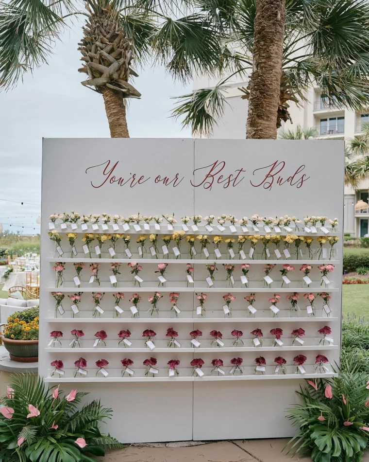 tableau reception cadeaux invites vases fleurs fraiches