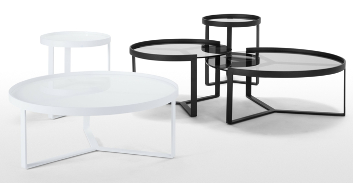 tables rondes en métal blanc et noir, credence verre, decoupe verre, pieds des meubles en forme de rayons, carrelage blanc 