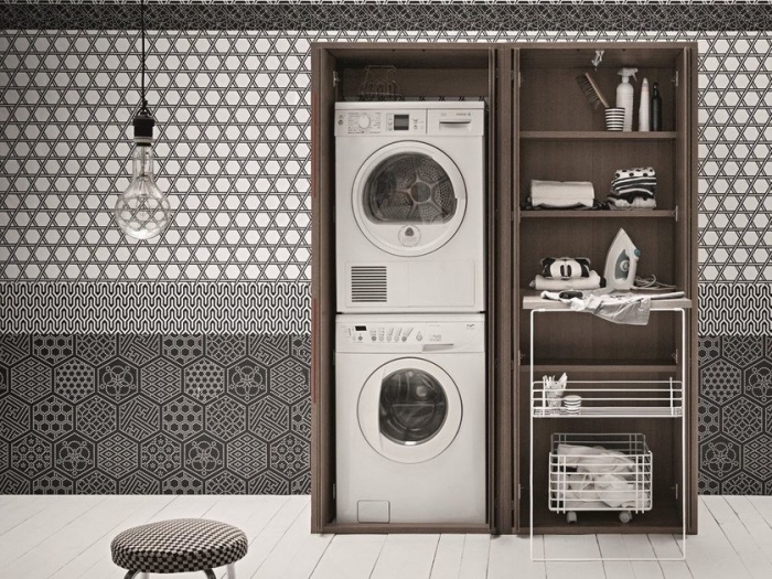 amenagement cellier avec papier peint aux motifs géométriques en blanc et noir, placard avec machine à laver et rangements