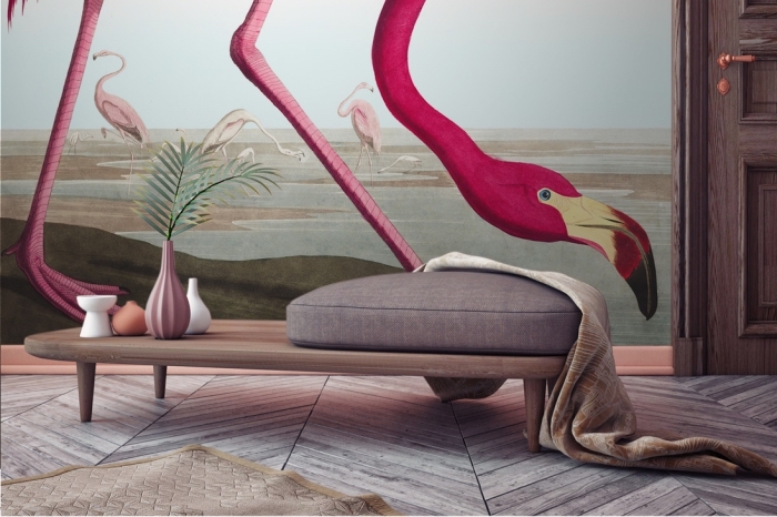 salon au plancher de bois et déco murale en papier peint oiseaux flamants rose, idée déco en style tropicale