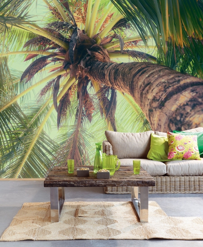 comment créer une ambiance tropicale dans le salon avec un modèle de papier peint exotique et meubles de rotin et bois