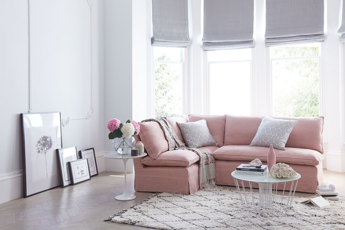 quelle couleur associer au gris, idée déco de salon stylé aux murs blancs et parquet de bois aménagé avec canapé rose poudré et tapis beige