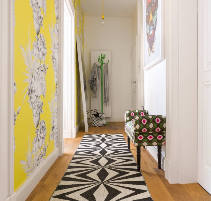 exemple de déco couloir avec couleurs vibrantes, modèle de papier peint partiel en blanc et jaune combiné avec porte manteau verte