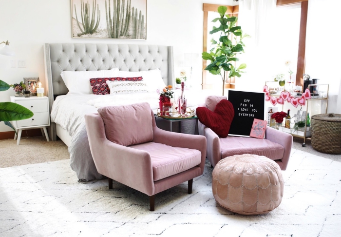 chambre rose et gris aménagée en style bohème chic avec objets exotiques, comment intégrer les plantes vertes dans l'intérieur moderne