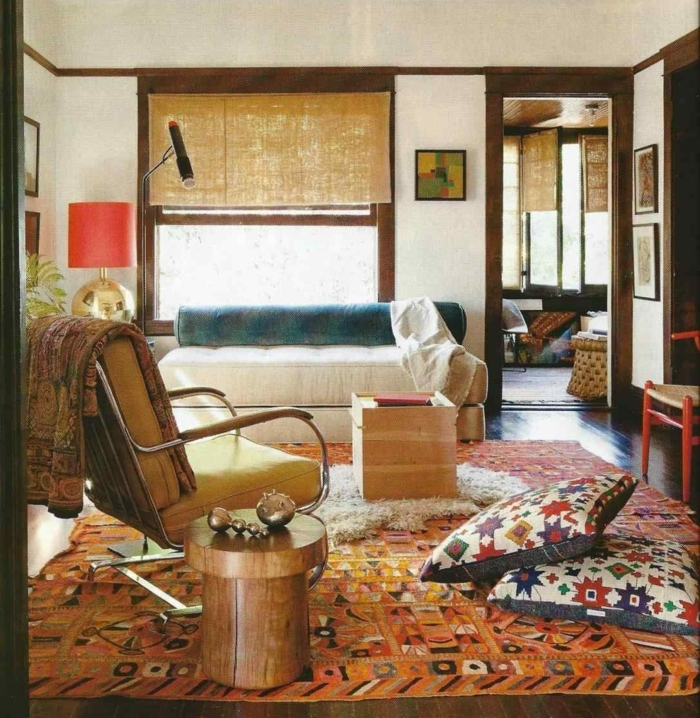 tapis bohème, fauteuil moutarde, coussins ethniques, tabouret en bois, sofa blanc