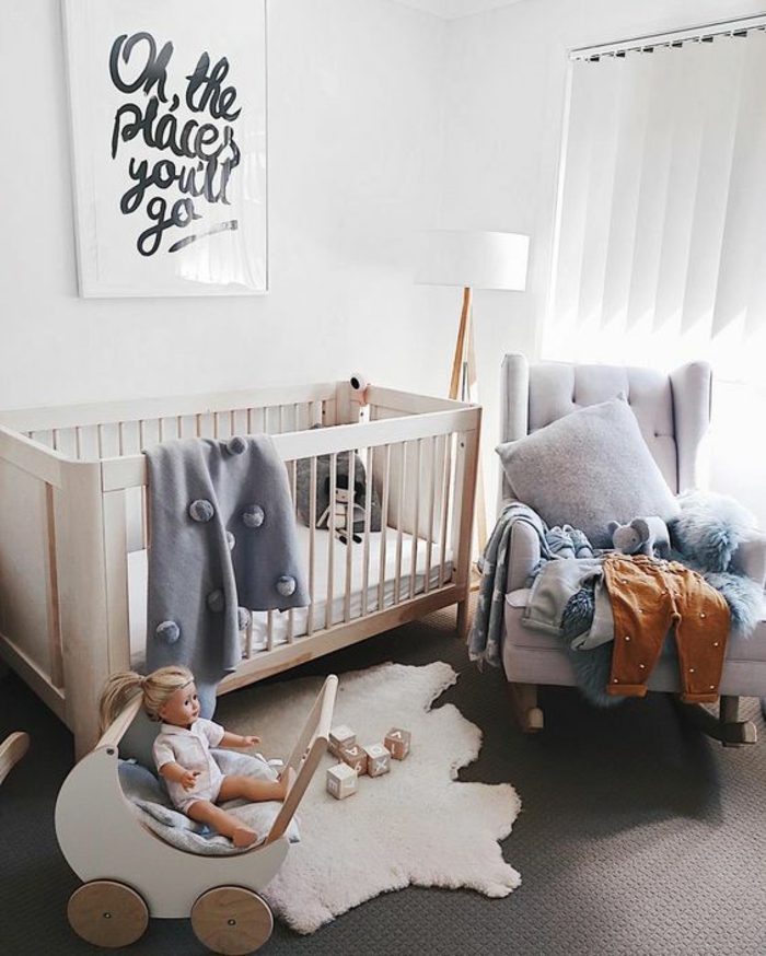décoration chambre fille, cadre chambre bébé, stores blancs, lit fillette en bois clair en forme rectangulaire, grand fauteuil large en gris perle
