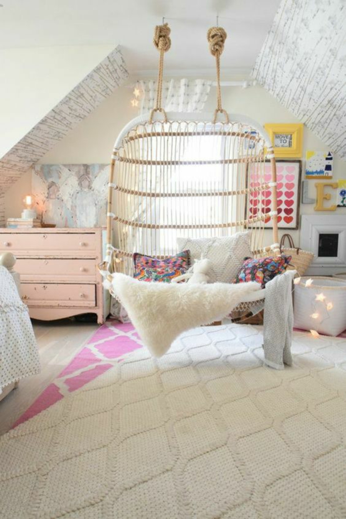 chambre rose et gris, fauteuil suspendu en rotin, meuble rose, chambre bébé sous combles, tapis en rose et blanc