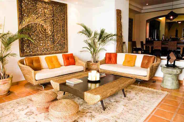 grand salon aménagé avec déco type exotique chic, canapé et table basse style ethnique d'inde