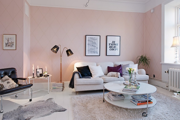 peinture rose poudré dans le salon, pièce aux murs rose et plafond blanc avec meubles blanc et noir, modèle de table basse et ronde pour le salon