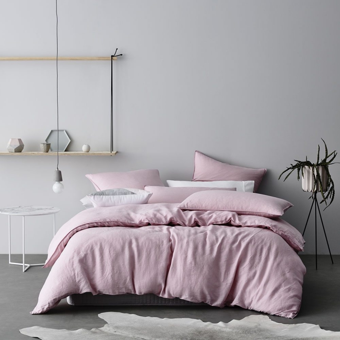 quelle couleur associer au gris, chambre aménagée en style minimaliste avec grand lit et étagères murales de bois clair
