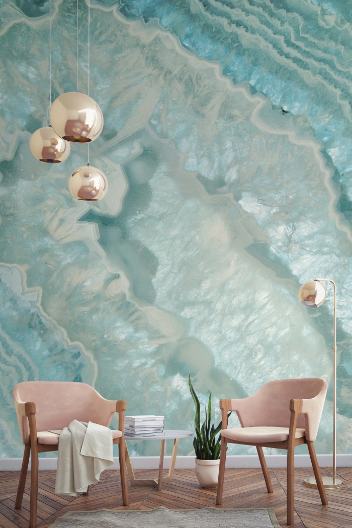 aménagement de salon avec meubles de bois et rose poudré, déco murale avec papier peint moderne à design marbre turquoise et gris